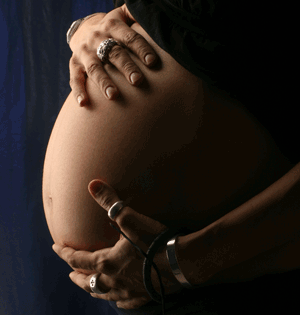 Dessous, Akt und Baby-Bauch